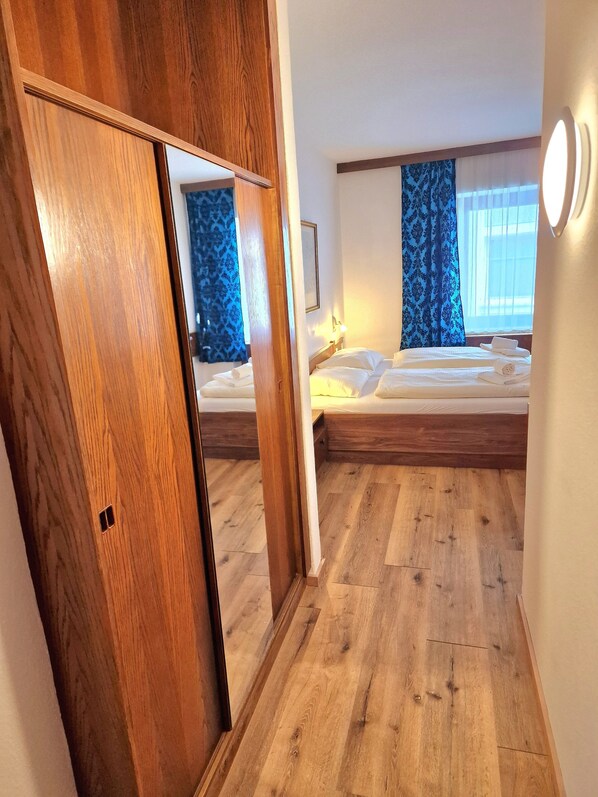 Standard Double Room | Desk, laptop workspace, blackout drapes, soundproofing - Zum Goldenen Kreuz (Eferding)