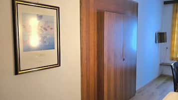 Habitación individual estándar | Escritorio, espacio para trabajar con un portátil, cortinas opacas