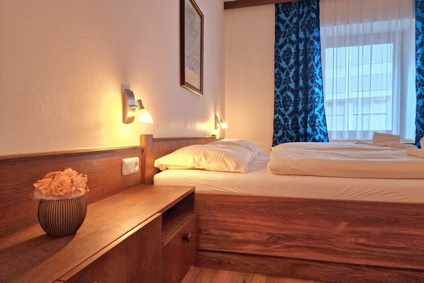 Habitación doble estándar | Escritorio, espacio para trabajar con laptop y cortinas blackout