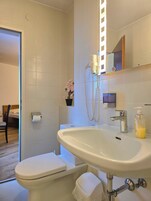 Quarto duplo standard | Banheiro | Secador de cabelo, chinelos, toalhas de banho, sabonete