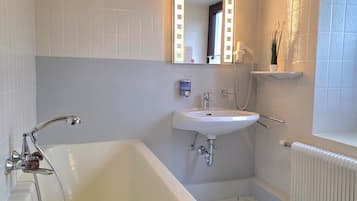 Habitación triple estándar | Baño | Secador de pelo, zapatillas, toallas y jabón