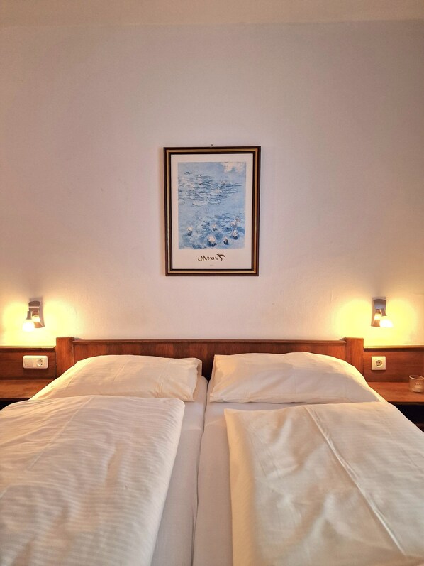 Standard Double Room | Desk, laptop workspace, blackout curtains, soundproofing - Zum Goldenen Kreuz (Eferding)