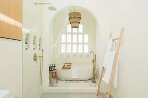 Luxury-Villa, 1 King-Bett, eigener Pool, Poolblick | Badezimmer