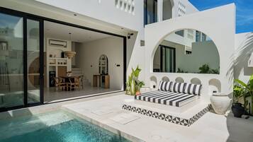 Una piscina al aire libre
