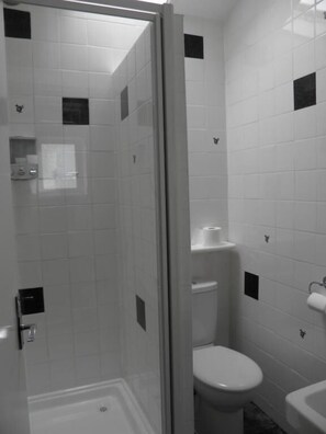 Gratis toiletartikelen, een haardroger, handdoeken, zeep