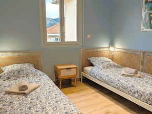 3 chambres, fer et planche à repasser, Wi-Fi, draps fournis