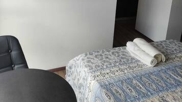 1 habitación, tabla de planchar con plancha, wifi y ropa de cama