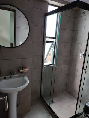 Haartrockner, HandtĂŒcher, Seife, Toilettenpapier