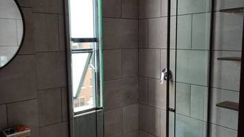 Secador de pelo, toallas, jabón, papel higiénico