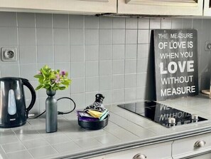 Kühlschrank, Mikrowelle, Wasserkocher mit Kaffee-/Teezubehör