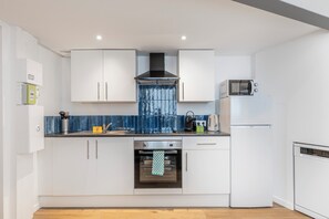 Kühlschrank, Mikrowelle, Ofen, Geschirrspüler