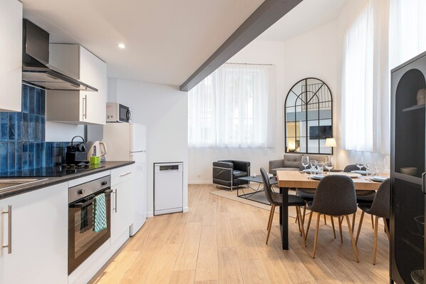 Kühlschrank, Mikrowelle, Ofen, Geschirrspüler