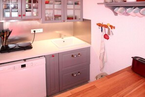 Fridge, microwave, dishwasher - 300m from ski slopes, 2nd floor, balcony, ski locker, 22m², Les Orres (Les Orres)