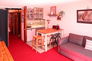 Living area - 300m from ski slopes, 2nd floor, balcony, ski locker, 22m², Les Orres (Les Orres)