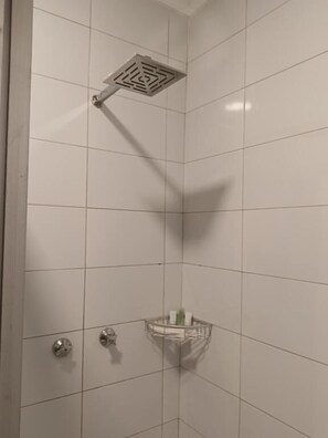 Shower, free toiletries, slippers, towels - Hotel Double N-Kisumu (Kisumu)