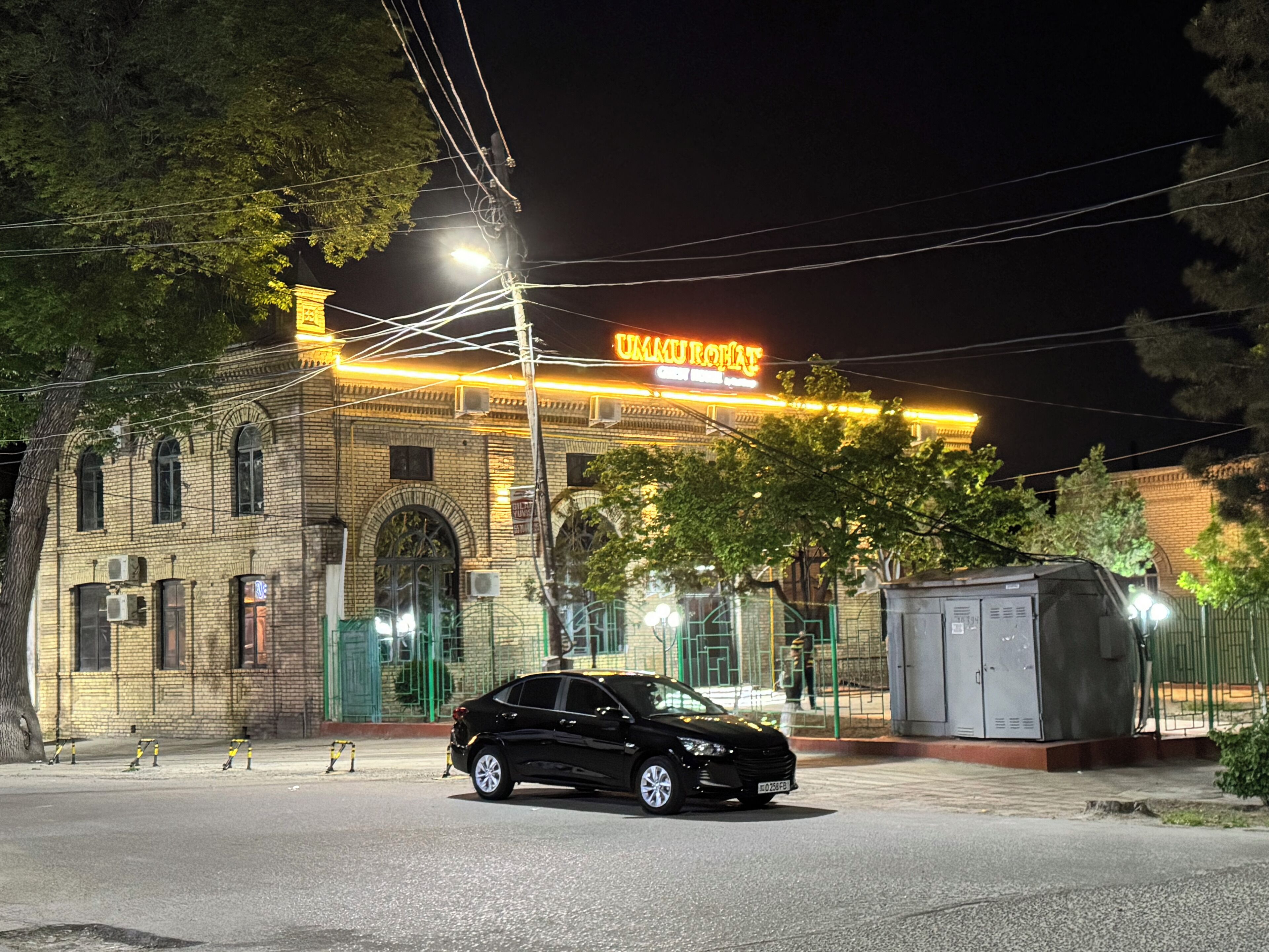 Un edificio con un cartel que dice "UMKURONIT" de noche.