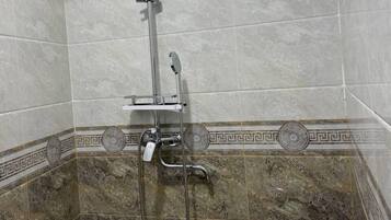 Habitación doble estándar, vista a la ciudad | Baño | Secadora de cabello, toallas, jabón, shampoo
