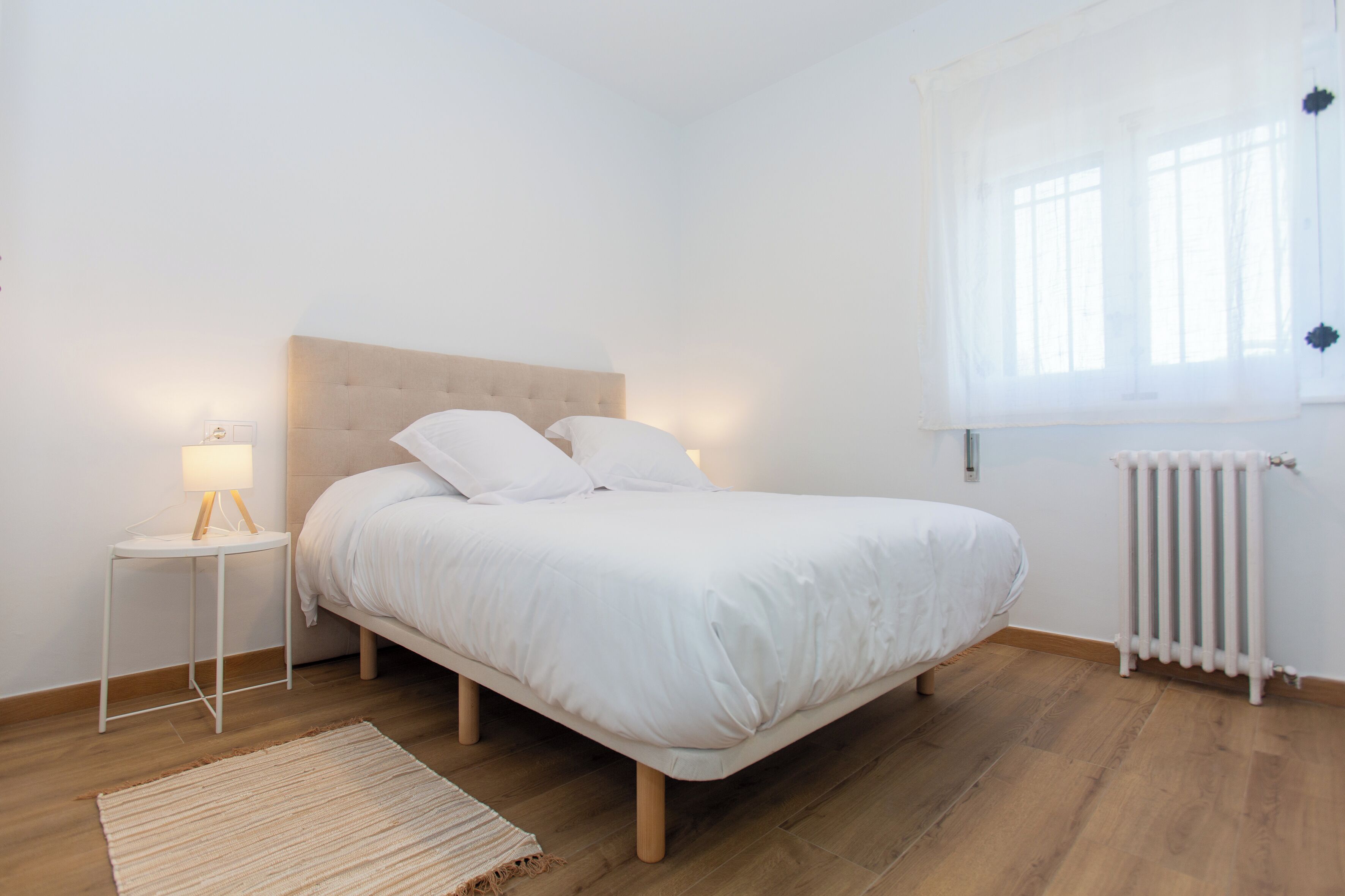 5 bedrooms, desk, iron/ironing board, travel crib