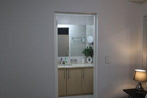 Douche, sèche-cheveux, serviettes fournies, savon