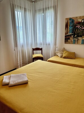 Camera doppia, patio, vista giardino | Biancheria da letto ipoallergenica, postazione laptop, tende oscuranti