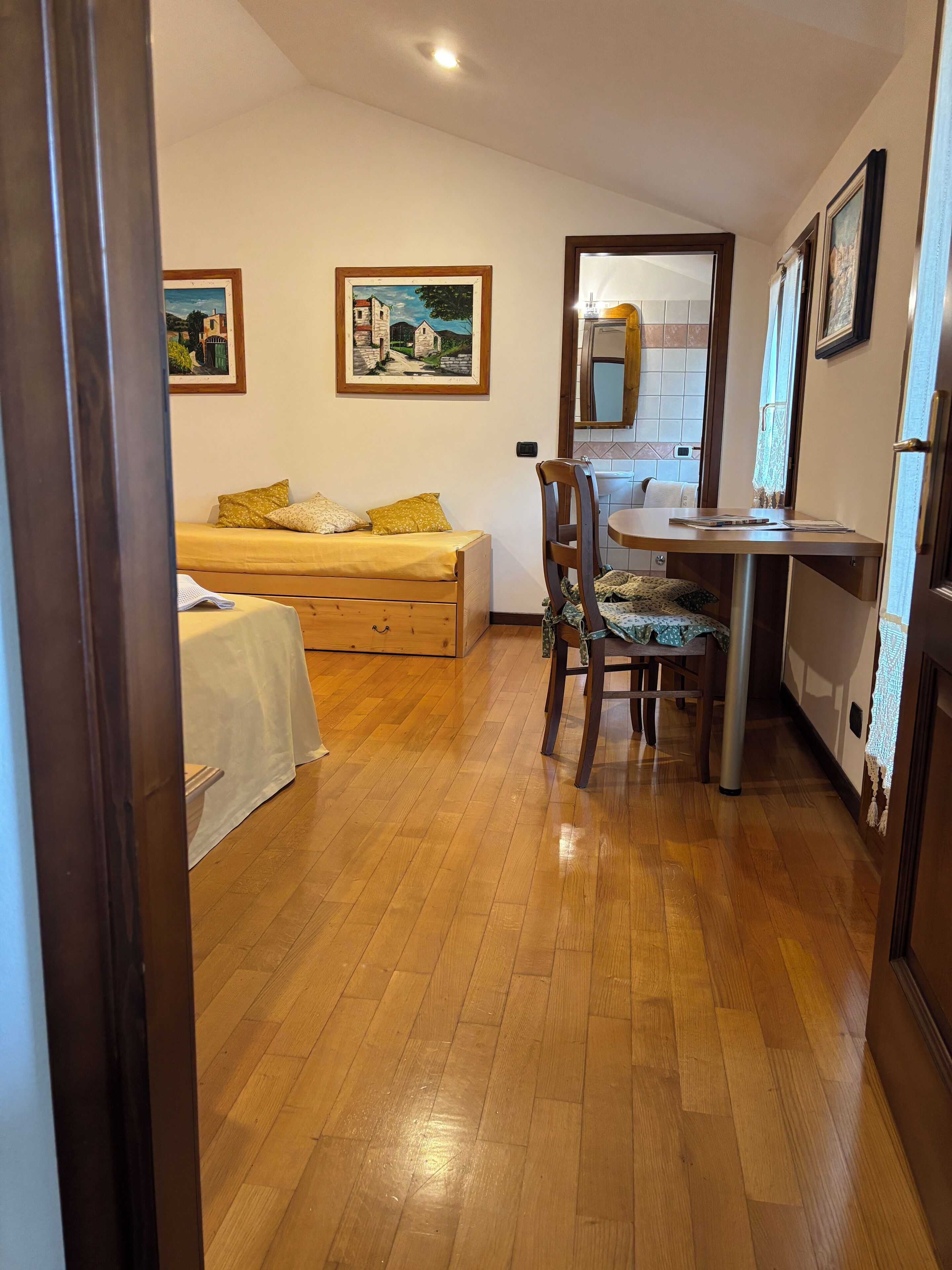 Quarto triplo, sacada, vista para o jardim | Roupas de cama antialérgicas, espaço de trabalho para notebook