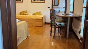 Chambre Triple, balcon, vue jardin | Literie hypoallergénique, espace de travail pour ordinateur portable