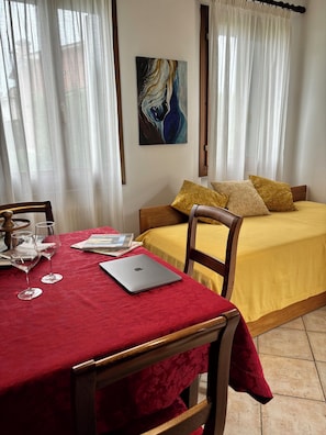Double Room, Patio, Garden View | Living area - B&B Alla Suite (Pieve di Soligo)