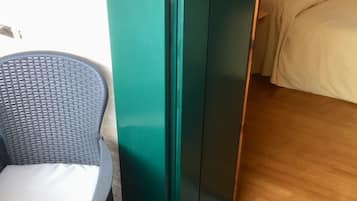 Chambre Triple, balcon, vue jardin | Terrasse/Patio