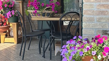 Chambre Triple, balcon, vue jardin | Terrasse/Patio