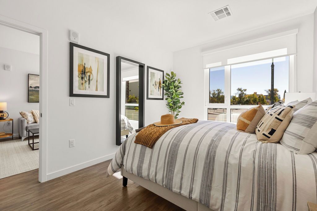 Căn hộ, 2 phòng ngủ | Khu vực làm việc phù hợp cho laptop, bàn ủi/dụng cụ ủi quần áo 