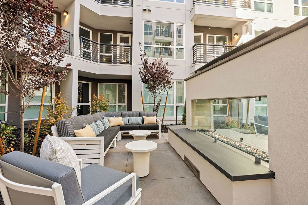 室外游泳池，提供泳池遮陽傘和日 光浴躺椅