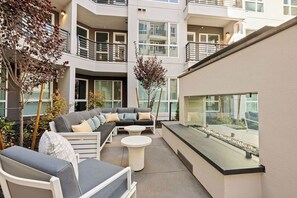 Outdoor pool, pool umbrellas, sun loungers - Placemakr Reno (Reno)