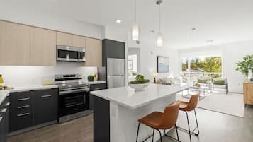 Apartment, 2 Bedrooms | Private kitchen | Fridge, microwave, oven, stovetop