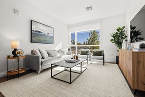 Departamento, 2 habitaciones | Área de sala de estar | Smart TV de 55 pulgadas con canales digitales, Netflix y Hulu 