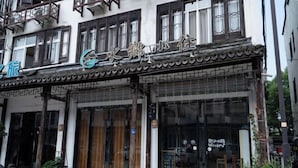 Ein traditionelles Gebäude mit einem Schild, auf dem „Water Village Inn“ steht.