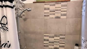 Cottage | Bathroom | Shower, towels