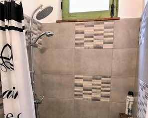 Chaumière | Salle de bain | Douche, serviettes fournies