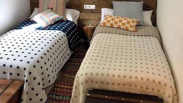 Cottage | 4 bedrooms, free WiFi, bed sheets