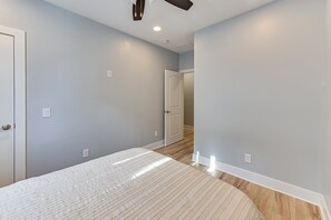 3 slaapkamers, een strijkplank/strijkijzer, wifi, beddengoed