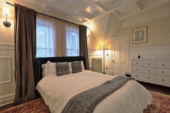 3 chambres, bureau, fer et planche à repasser, lit de bébé portatif