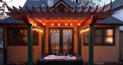 Charming Downtown Historic Home with private yard, jacuzzi and Fiber Wifi