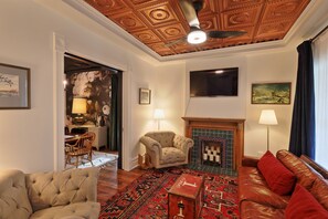 Smart TV, fireplace, books, stereo