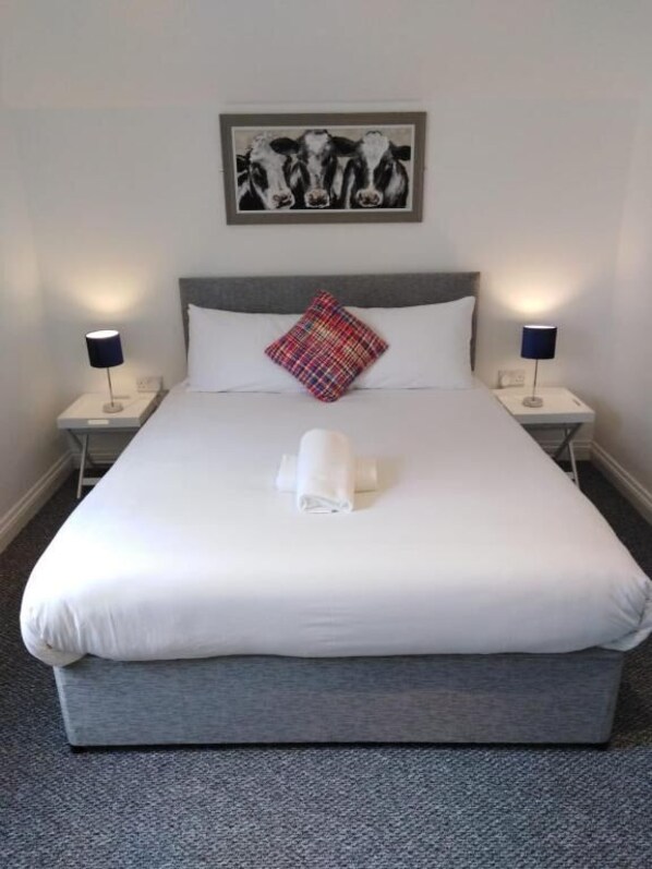 Departamento Deluxe, vista al jardín | Espacio para trabajar con laptop y tabla de planchar con plancha 