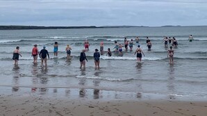 A beach with people walking in the water and on the sand. - Burren Court Lodge (Ballyvaughan)