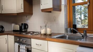 Classic Apartment, Garden View | Private kitchen