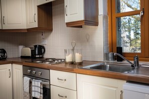Classic Apartment, Garden View | Private kitchen | Fridge, microwave, oven, stovetop - burrencourt (Ballyvaughan)