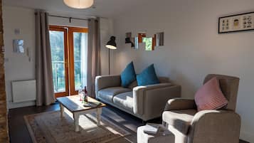 Departamento clásico, vista al jardín | Área de sala de estar