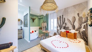 Ein Schlafzimmer, ein Badezimmer, eine Essecke und ein Wohnzimmer.