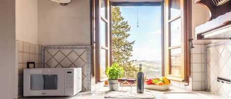 Frigorifero, microonde, forno, piano cottura