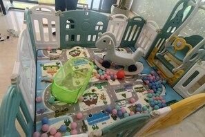 A play area with a play mat, balls, and a toy car. - Manju Hotel Railway Station Jinhua (Jinhua)